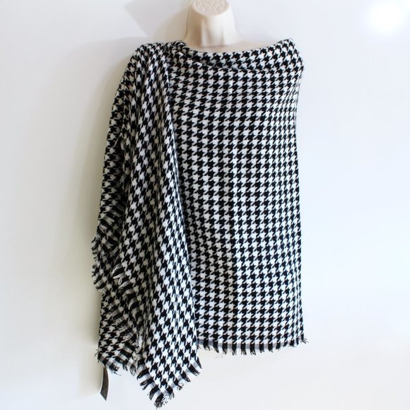 Women's Black & White Woven Blanket Scarf Wrap
